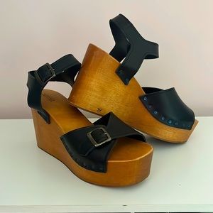 Barneys New York Retro Black Leather / Wooden Platform Sandals